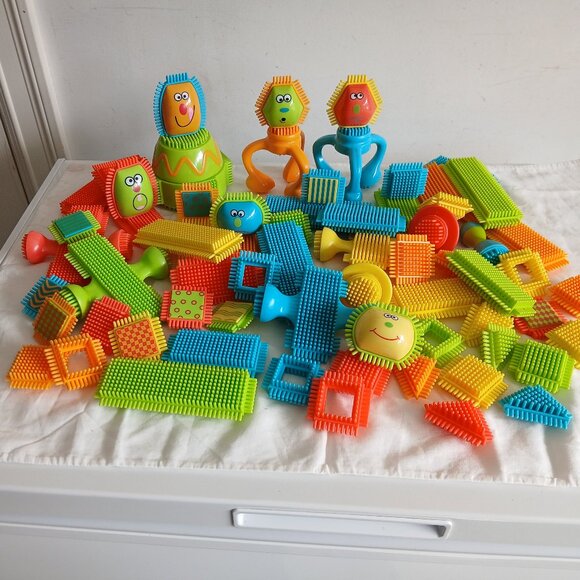 Vintage Bristle Interlocking Blocks & Shapes  67 pieces - Picture 5 of 8